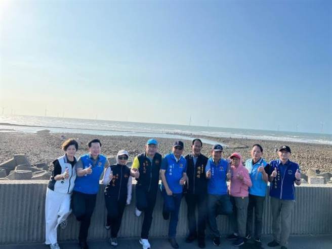 苗栗縣後龍鎮合歡石滬毀損展開修復工程，苗栗縣長鍾東錦等13日下午祭拜祈福工程順利。（苗栗縣政府提供／謝明俊苗栗傳真）