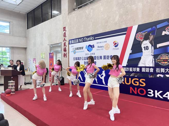 记者会主持人周守真介绍电豹女啦啦队上场表演。（翻摄照片／林郁平台北传真）