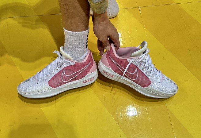 張博勝這雙訂製球鞋上面充滿著他對老婆的愛。(黃及人攝)