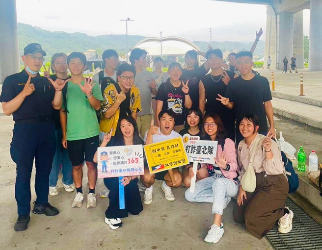 北市保大员警于GQ臺北城市野营活动进行反诈骗预防宣导。（图／警方提供）