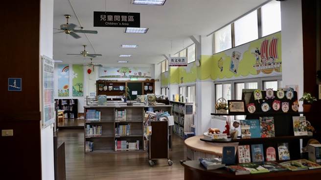 台中市立圖書館豐原、石岡及新社3間分館，許多硬體設備老舊，空間狹小，不易藏書。（陳淑娥攝）