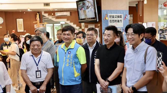 台中市立圖書館石岡分館硬體設備老舊，空間狹小，立委江啟臣13日邀中央客委會考察。（陳淑娥攝）