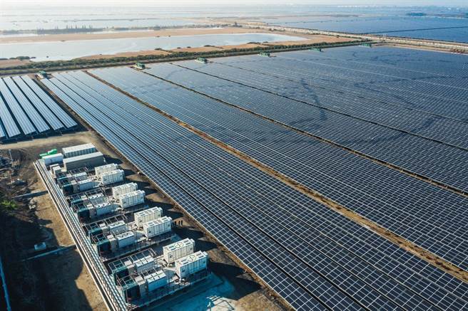 为提供国内中小企业绿电选择，台电宣布年底前试办小包装绿电贩售，初期先拿出南盐光电(图)及彰滨光电2场发的绿电出来。(台电提供)。