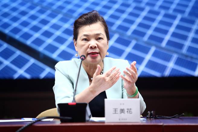 经济部部长王美花今主持「台电首卖小额绿电」记者会，宣布台电规划1万度、5万度两种电量搭配1年期、3年期、5年期，共有六种组合，让国内的中小企业买到小包装绿电商品。（邓博仁摄）