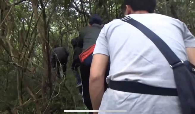 近日屏东新埤乡山区流窜天九牌赌场，潮州警分局12日持搜索票直捣丛林抓赌，当场逮获24人并查扣72万600元的现金赌资等相关证物。（警方提供／谢佳潾屏东传真）