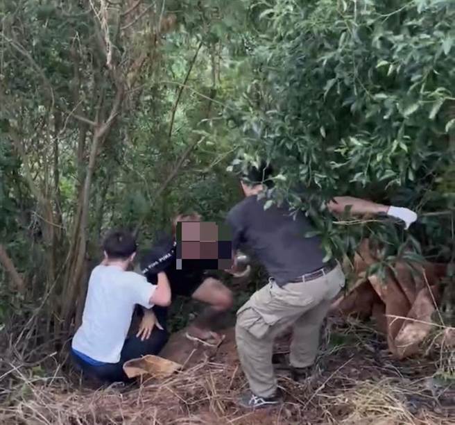 近日屏东新埤乡山区流窜天九牌赌场，潮州警分局12日持搜索票直捣丛林抓赌，当场逮获24人并查扣72万600元的现金赌资等相关证物。（警方提供／谢佳潾屏东传真）