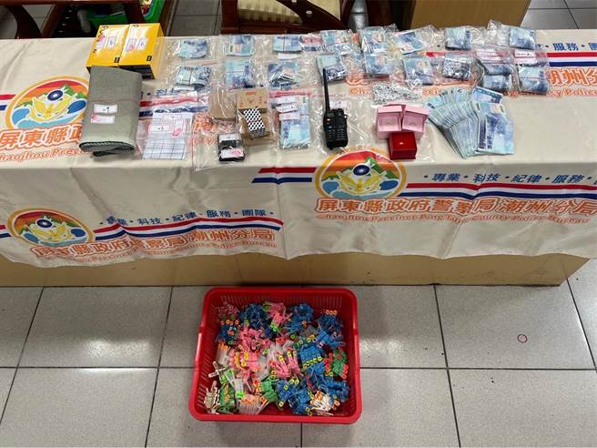 近日屏东新埤乡山区流窜天九牌赌场，潮州警分局12日持搜索票直捣丛林抓赌，当场逮获24人并查扣72万600元的现金赌资等相关证物。（警方提供／谢佳潾屏东传真）