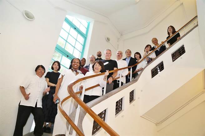 嘉義市長黃敏惠（前排右二）今天帶領7位全球設計領袖參觀嘉義市立美術館。（嘉義市政府提供／廖素慧嘉市傳真）