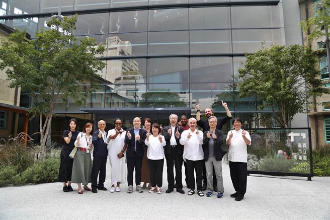 7位全球設計領袖參訪嘉義市，市長黃敏惠帶隊參觀嘉義市立美術館。（嘉義市政府提供／廖素慧嘉市傳真）