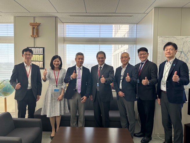 台北市消防局许志敏副局长特别利用会议空檔赴东京都总务局总合防灾部，拜会危机管理监原田智総。（图／北市消防局提供）