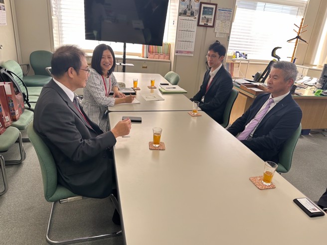 台北市消防局许志敏副局长特别利用会议空檔赴东京都总务局总合防灾部，拜会危机管理监原田智総。（图／北市消防局提供）