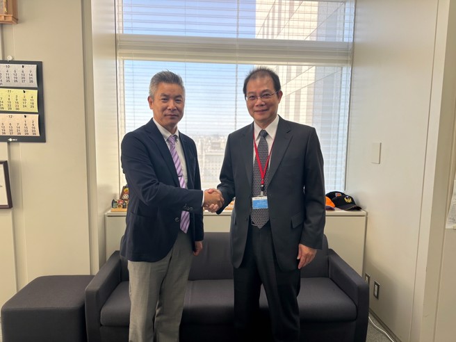 台北市消防局许志敏副局长特别利用会议空檔赴东京都总务局总合防灾部，拜会危机管理监原田智総。（图／北市消防局提供）