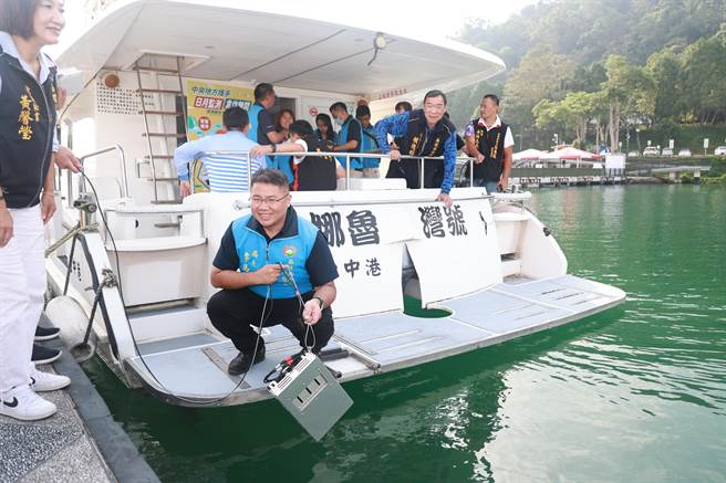 南投县环保局长李易书说，日月潭设置3处水盒子，监控pH、温度、导电度、溶氧等，当不肖业者偷排废污水。（杨静茹摄）