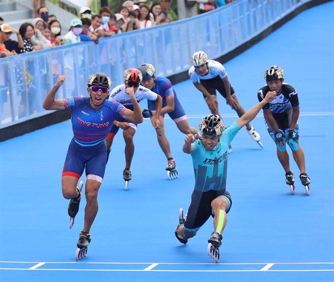 赵祖政在1000公尺争先赛决赛终点前率先劈腿压线，以0.03秒逆转黄玉霖。（资料照片）