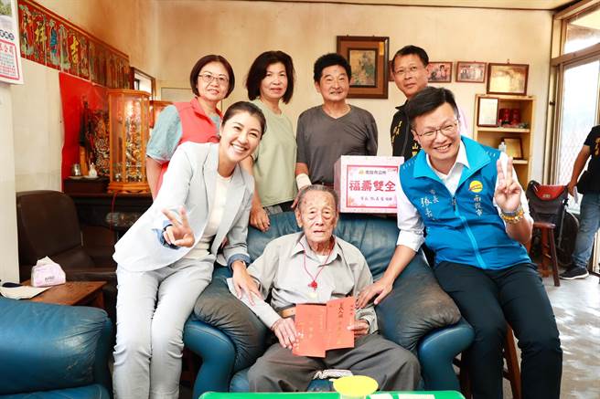 南投縣長許淑華拜訪102歲人瑞胡維德，胡維德還記得2012年他當選模範父親，接受當時擔任南投市長的許淑華表揚。（南投縣政府提供／楊靜茹南投傳真）