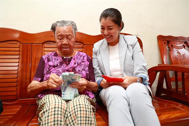 南投縣長許淑華出考題，請人瑞打開紅包數鈔票，老人家都能正確地數出金額。（南投縣政府提供／楊靜茹南投傳真）