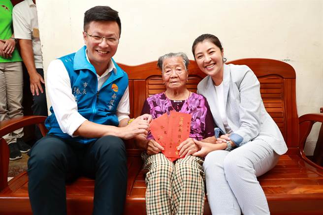 南投縣長許淑華（右）、南投市長張嘉哲（左）各致贈人瑞1萬元敬老金，祝福重陽節快樂。（南投縣政府提供／楊靜茹南投傳真）