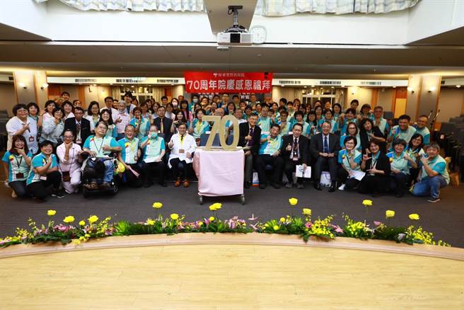 屏東基督教醫院13日歡慶70周年，院長吳榮州細數屏基陪屏東人走過的70年，從一家只有16床的小診所到現在有676床的區域教學醫院，一路走來雖艱辛但非常值得。（屏基提供／謝佳潾屏東傳真）