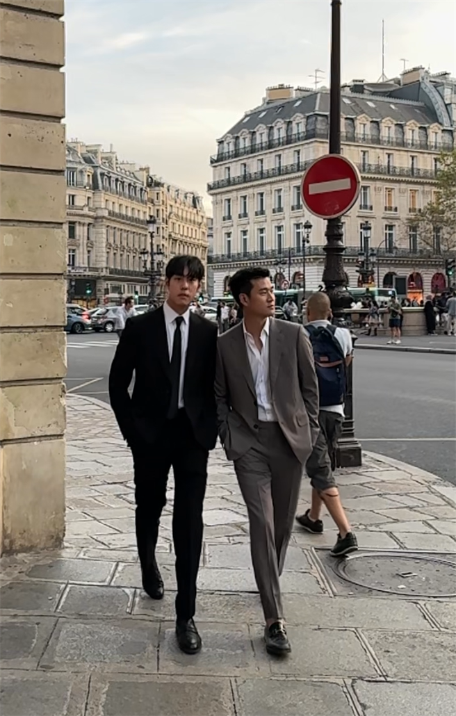 周兴哲、周予天同游巴黎，惊喜为哥哥庆生。（星空飞腾提供）