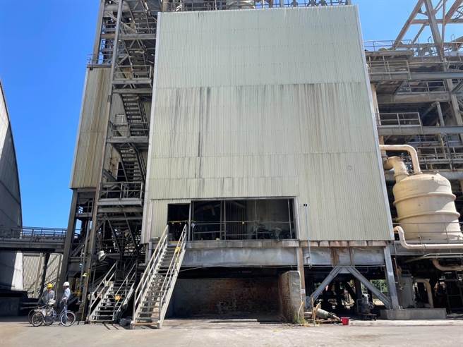 科慕观音厂8月关厂，近期施作设备除役作业，委外包商12日拆除反应炉内隔热砖时，整面崩落砸伤工人，酿2死1伤意外。（翻摄照片／蔡明亘桃园传真）