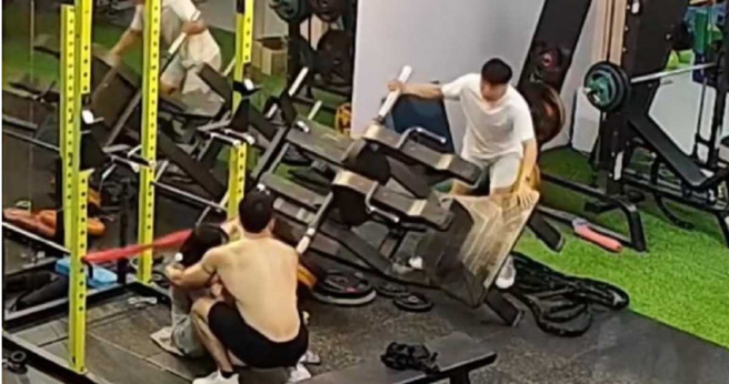 男友怒视三宝男。（图／翻摄自抖音）