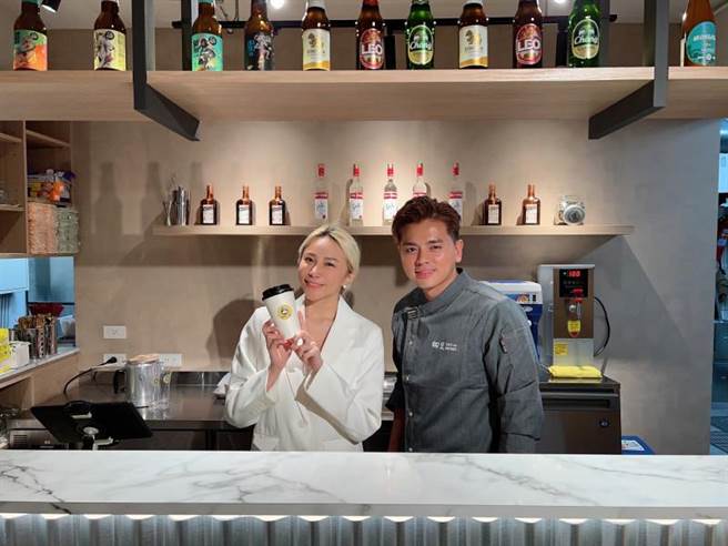 林佩莹与好友椰兄老板许柏勋谈合作。（椰兄CocoBrother提供）