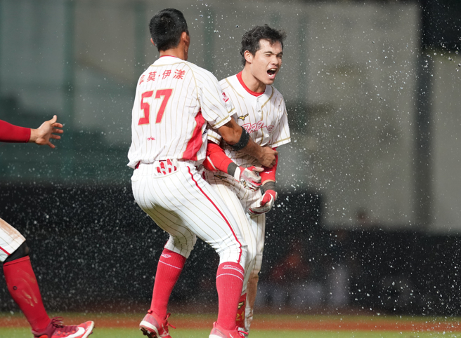 味全龍李凱威（右）13日與統一獅之戰，10局下敲出再見安打。（味全龍提供）