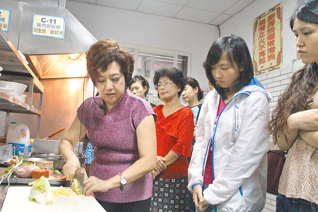 電影《總舖師》原著作者黃婉玲（左），感慨台菜古早味被炒作，決心展開古早味教學。（本報資料照片）