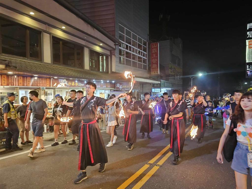 台南市關子嶺溫泉節14日開幕，晚上夜祭巡行大家穿浴衣踩街。（程炳璋攝）
