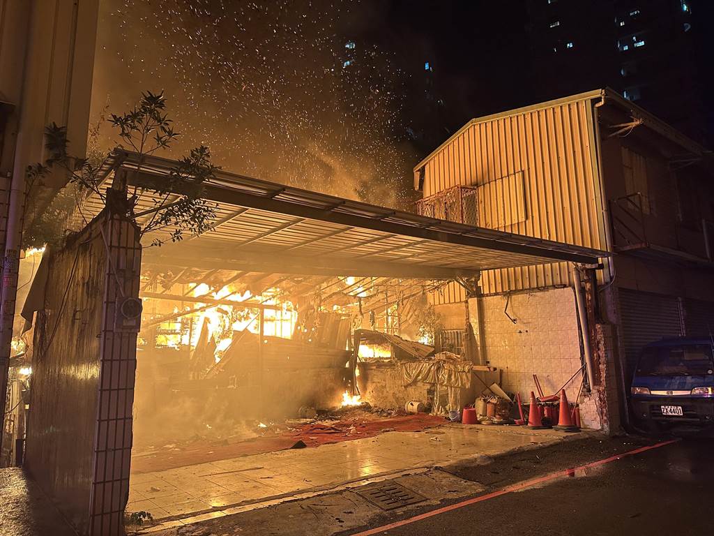 高雄市三民區河北二路14日晚間發生火警。（楊舒婷攝）