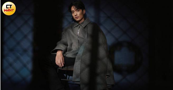 DIOR灰色西装外套、DIOR丝质上衣、DIOR灰色宽裤、DIOR贝壳造型别针、DIOR黑色运动鞋。 （图／许方正摄）