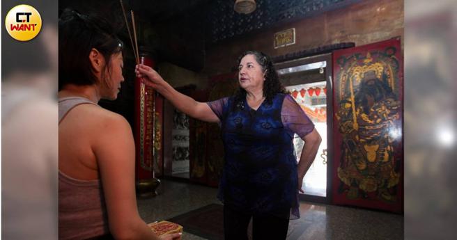 阿兜仔廟婆羅美智來台34年，她說回故鄉和親友閒聊，脫口而出的竟是台語。（圖／黃威彬攝）