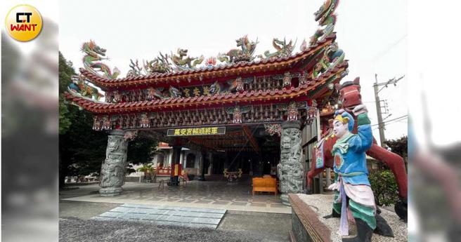 彰化縣大城鄉萬安宮有百年歷史，廟中供奉輔順將軍「馬舍公」，羅美智接替去世丈夫廟公一職，成為廟婆。（圖／黃威彬攝）
