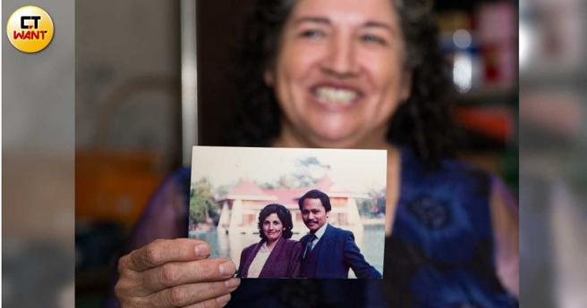 當年羅美智和丈夫在巴西認識相戀，為愛遠嫁台灣，夫妻倆在台中地標湖心亭前甜蜜合影。（圖／黃威彬攝）