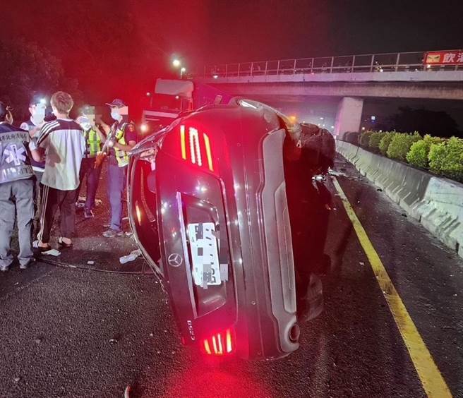 国道1号北向339.7公里路竹路段于13日晚间9时55分发生4车追撞事故，图为其中一辆宾士汽车翻车。（翻摄照片／林瑞益高雄传真）