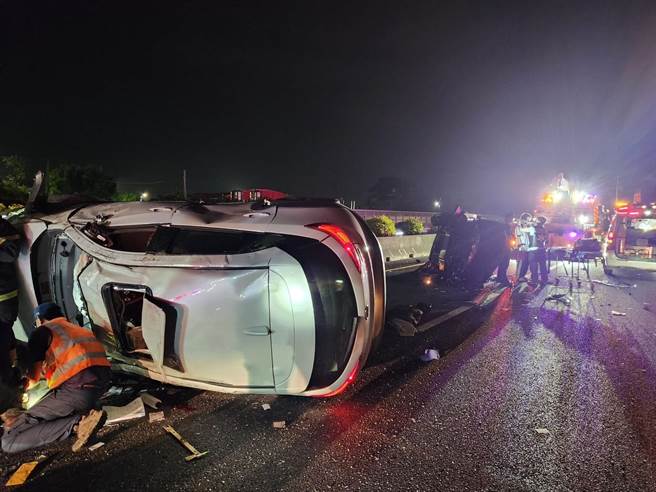 国道1号北向339.7公里路竹路段于13日晚间9时55分发生4车追撞事故，造成两汽车翻车，国道警察与消防人员获报到场救援。（翻摄照片／林瑞益高雄传真）