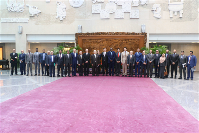 大陆中东特使集体会见阿拉伯世界驻陆使节与负责人重申两国方案实现以巴和平。（大陆外交部）