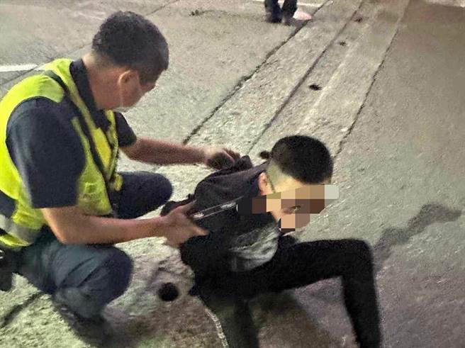 彰化市民族路13日晚间发生银楼抢案，警方跨县市合作在苗栗县三义乡逮捕涉案的赵姓男子。（警方提供／孙英哲彰化传真）