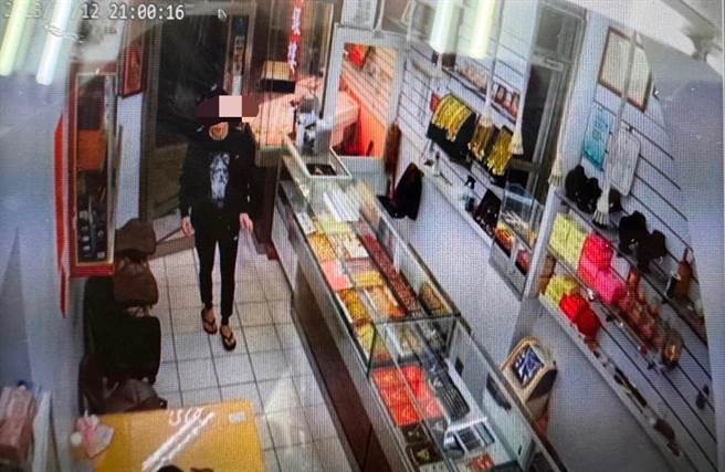 22岁赵姓男子13日从苗栗搭火车到彰化市寻找作案目标后，进入1间银楼内准备行抢金饰。（警方提供／孙英哲彰化传真）