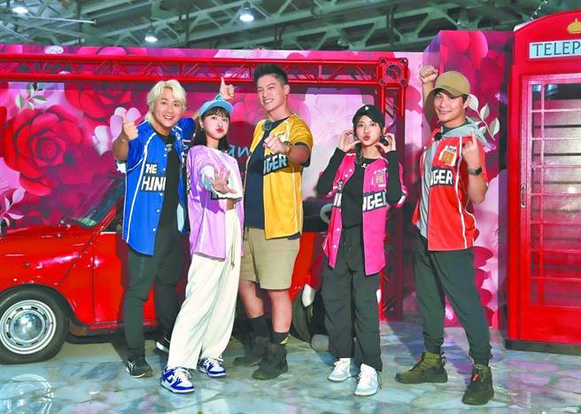 王仁甫（左起）、峮峮、許孟哲、蔡黃汝、孫協志的《飢餓遊戲》得獎呼聲高。（資料照片）