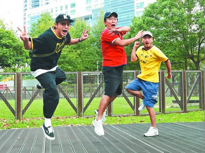 在吳宗憲（中）的帶領下，坤達（左）、KID的主持功力日漸成長。（資料照片）