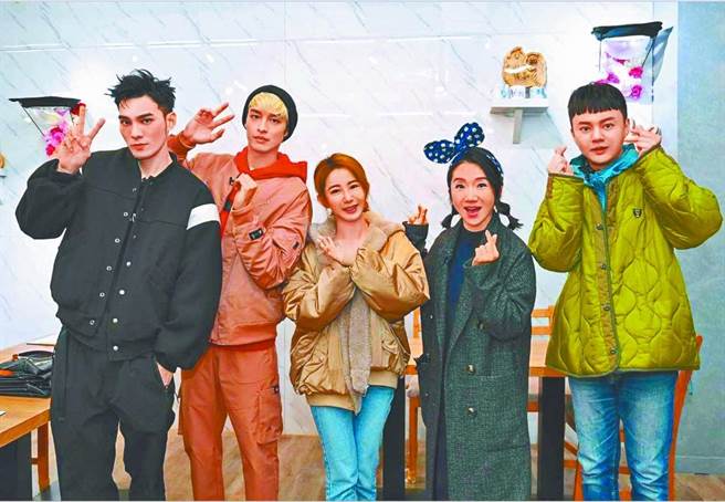 陶晶瑩（右二）與黃偉晉（左起）、曹佑寧、郭書瑤、許富凱以《哈囉！毛小孩》入圍金鐘獎。（資料照片）