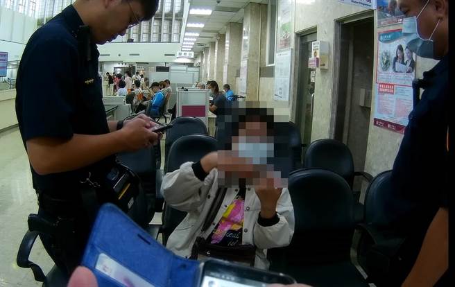 台南市林姓婦人臉書遭到詐騙，近日跑到台灣銀行台南分行匯款，遭到警員阻詐。（讀者提供／程炳璋台南傳真）