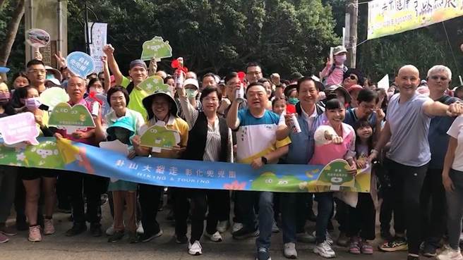 彰化縣政府14日配合全國登山日在員林藤山步道舉辦健行活動，彰化縣長王惠美（前排左3）與藝人吳鳳（前排右1）與參加民眾同樂。（彰化縣政府提供／孫英哲彰化傳真）