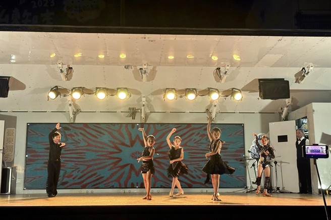 台东救国团终身学习成果展13日晚间举办，24组表演团队轮番登场。（救国团提供／蔡旻妤台东传真）