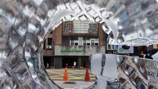 洁净能源推广协会、台湾妈妈气候联盟、气候先锋者联盟等环保团体，今天在绿色和平办公室前举行「亲爱的绿色和平」（Dear Greenpeace）活动，呼吁绿色和平放弃过时且不科学的反核立场。（林良齐摄）