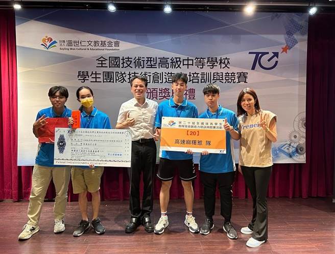 花工学生赖安柏（左起）、刘家安、教育部副司长邱仁杰、吴家陞、张文宾，指导老师王巧云于会场展现信心。（花莲高工提供／王志伟花莲传真）