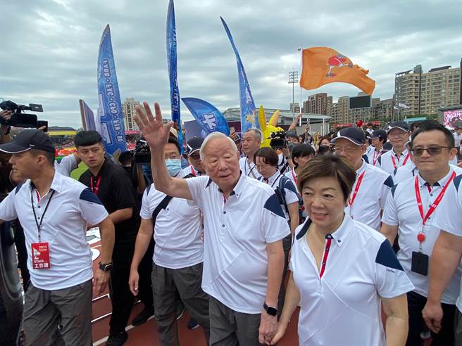 台积电创办人张忠谋（中）今天偕同妻子张淑芬参加台积电运动会，受到员工们热烈欢迎。（陈育贤摄）