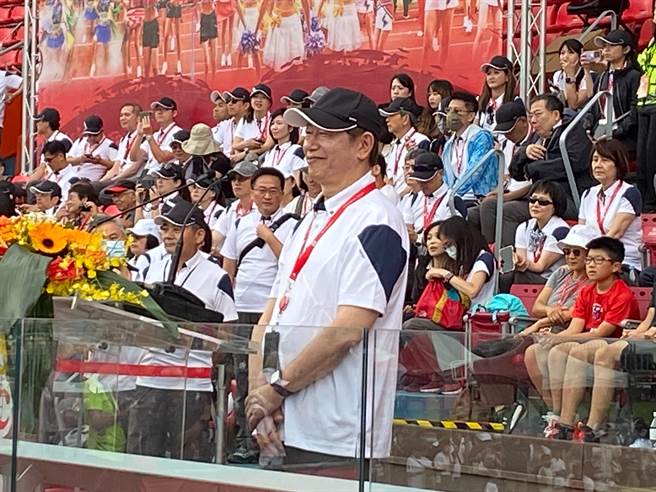 台积电董事长刘德音宣布今年台积电要送出的大红包数字，每位员工将有1万6000元奖金，现场立即欢声雷动。（陈育贤摄）