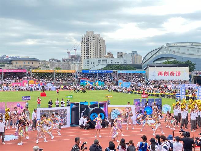 因疫情睽违3年的台积电运动会14日上午在新竹县体育场登场。（陈育贤摄）